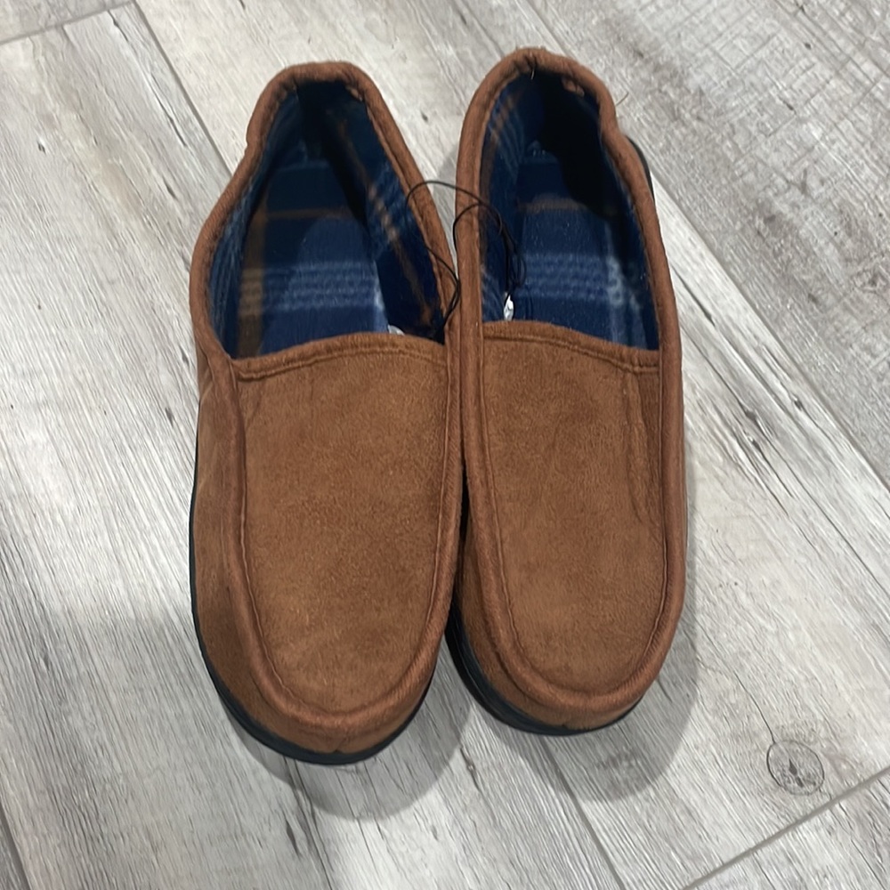 New with tags brown suede house shoes